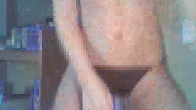 Sveta perlahan-lahan melepaskan pakaian pada webcam bokep online bohay dan menunjukkan vagina telanjang.