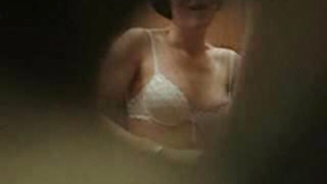 Pria berotot berkulit gelap bercinta dengan seorang gadis Rusia dengan bokep tante bohay hot penis besar.