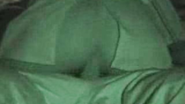 Suaminya meminta video bokep barat bohay istrinya bercinta dengan strapon.