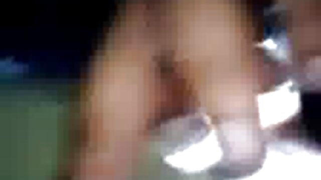 Seorang pria ayam hampir tidak menendang bokep bohay montok vagina seorang gadis selama aliran seksual.