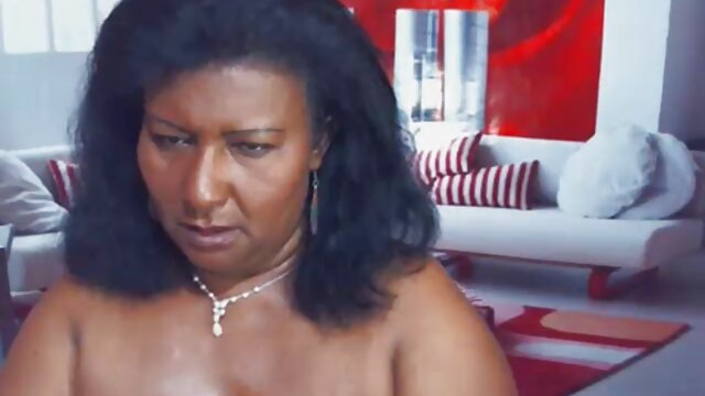Pria itu menempel tinjunya di vagina gadis ngetot bohay itu dan membawanya untuk orgasme.