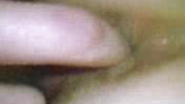 Gadis itu meniduri dirinya di pantat dengan sisir yang berbeda lemak. bokep tante bohay barat
