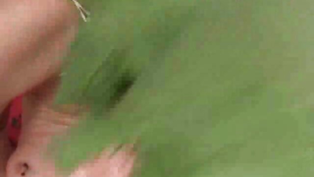 Si pirang bokep barat cantik bohay berkuda di penis seorang pria di latex.